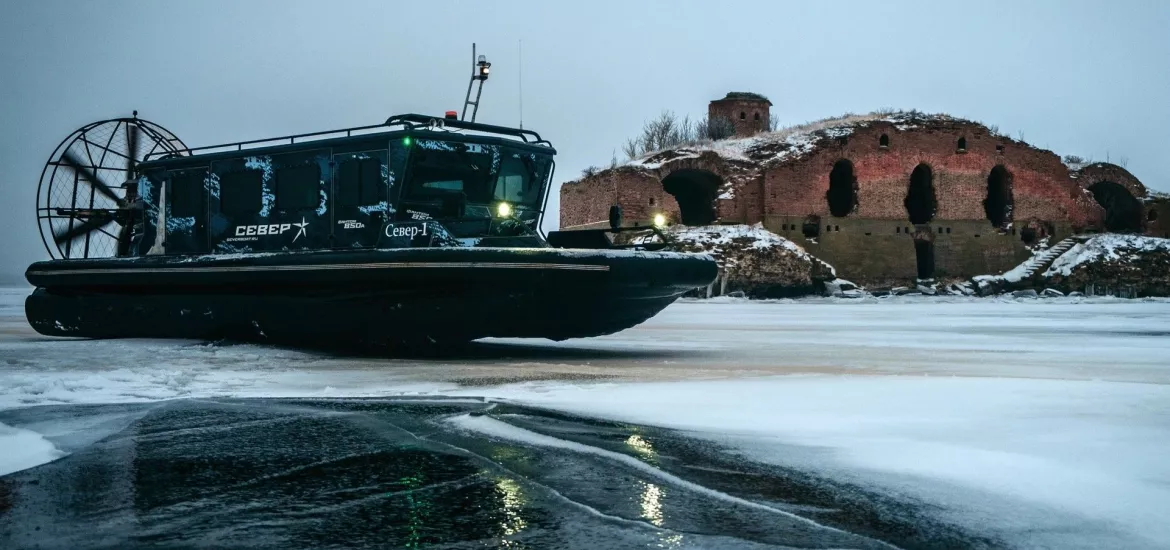 Экспресс-круиз по льду к фортам Кронштадта на аэролодке «Север» - Фото №1