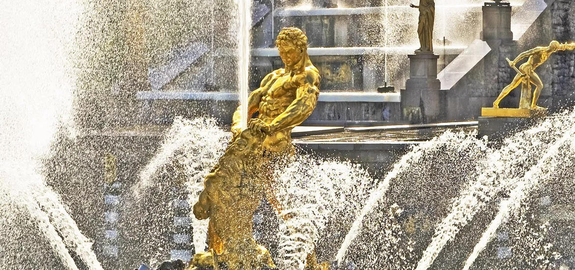 到彼得大帝夏宫喷泉启动节的“流星”游船 - Photo №2