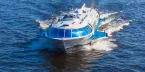 Санкт-Петербург, судно на подводных крыльях перевозит туристов в Петергофе