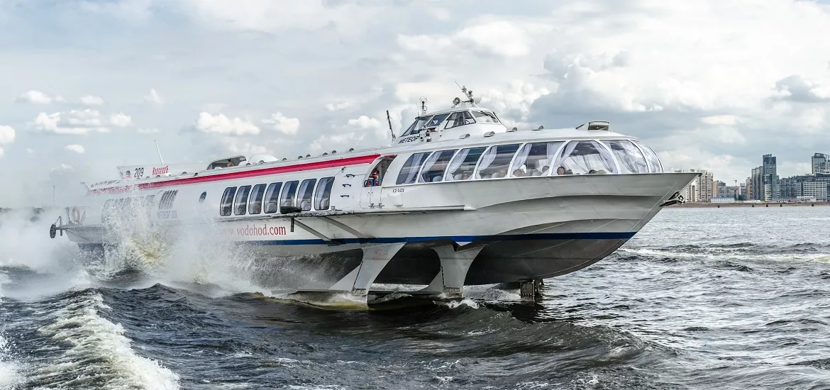Hydrofoil to Peterhof and back with departure from the Admiralteystvo - Photo №1