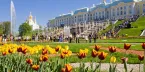 Санкт-Петербург, туристы осматривают достопримечательности Нижнего парка