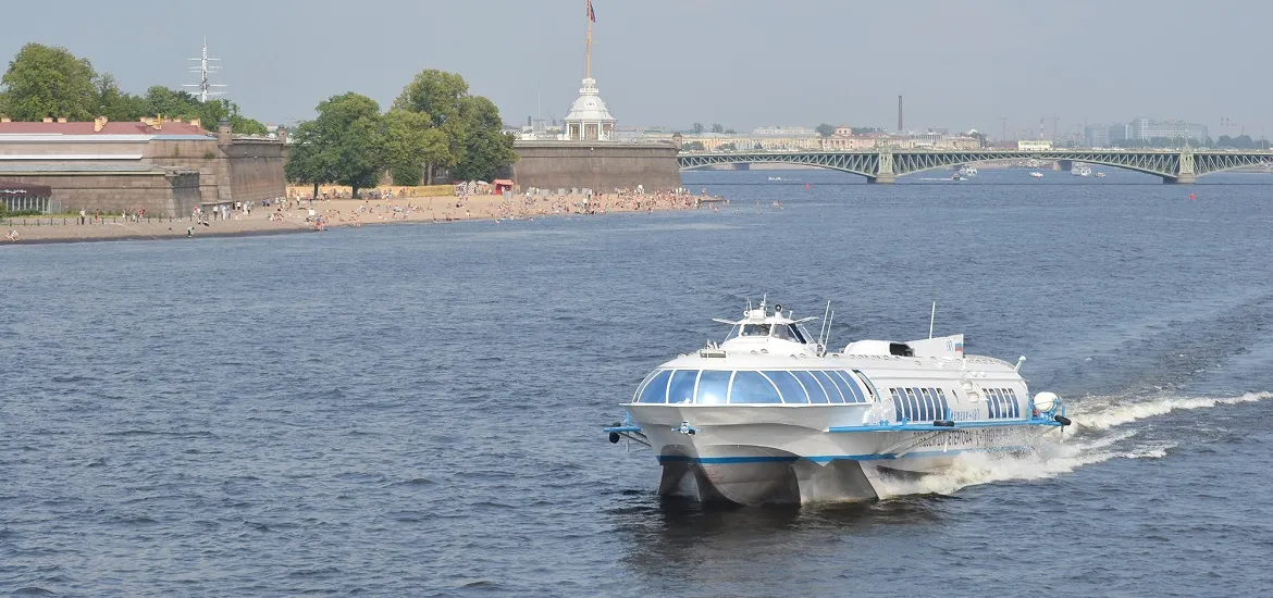 Санкт-Петербург, судно на подводных крыльях «Метеор» на Неве