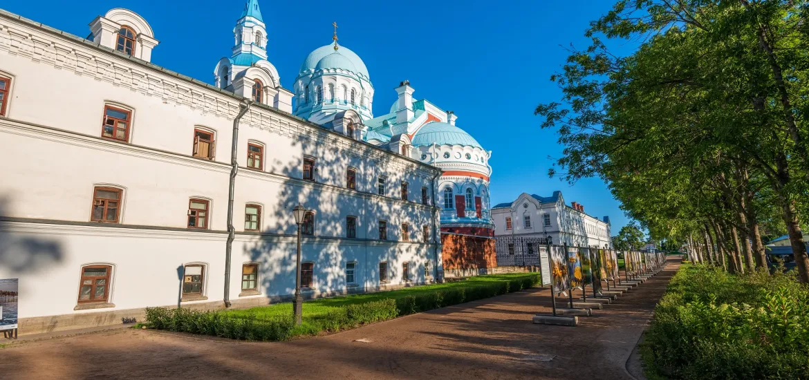 Карелия, остров Валаам, территория Спасо-Преображенского собора