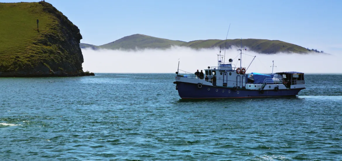 Катер на Байкале в проливе Малое Море