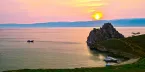 Остров Ольхон, скала Шаманка, катер на закате