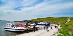 Остров Огой, катера с гостями острова