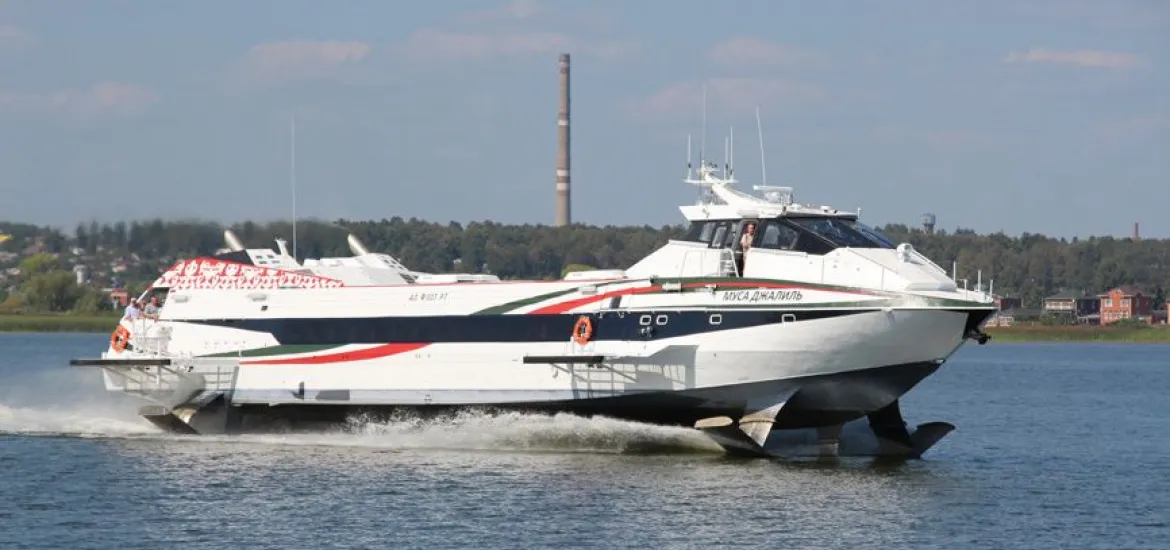 Современное судно на подводных крыльях 