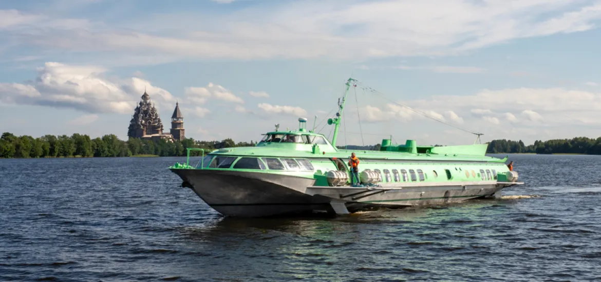 Комета-17 на Онежском озере у острова Кижи