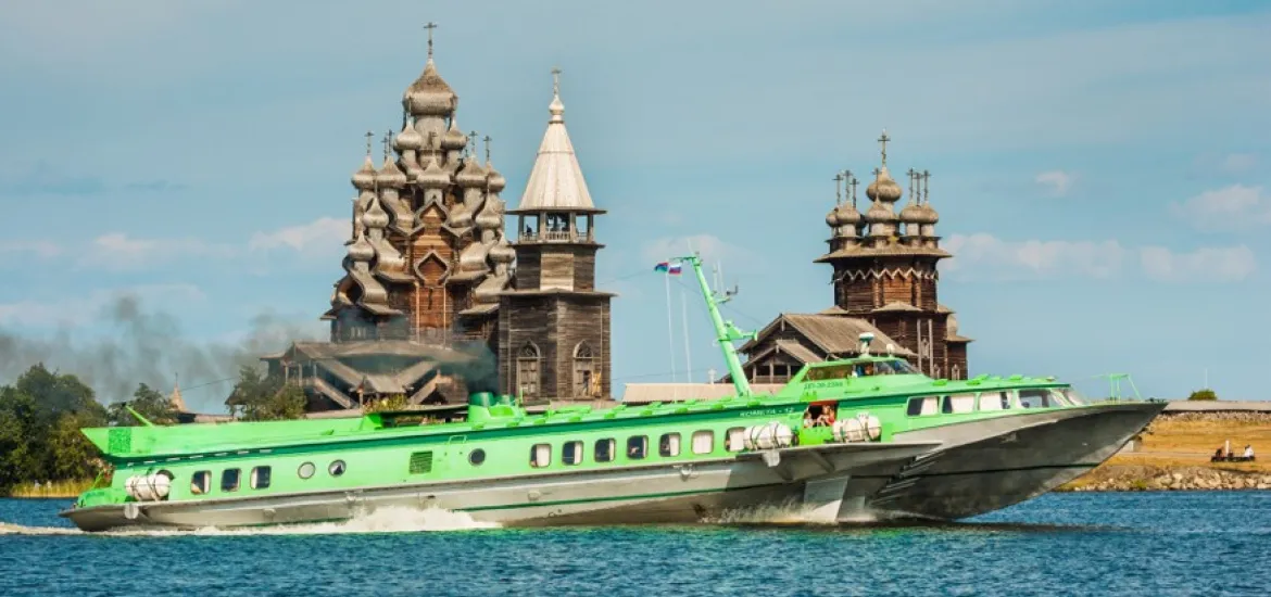 Судно на подводных крыльях движется на фоне острова Кижи