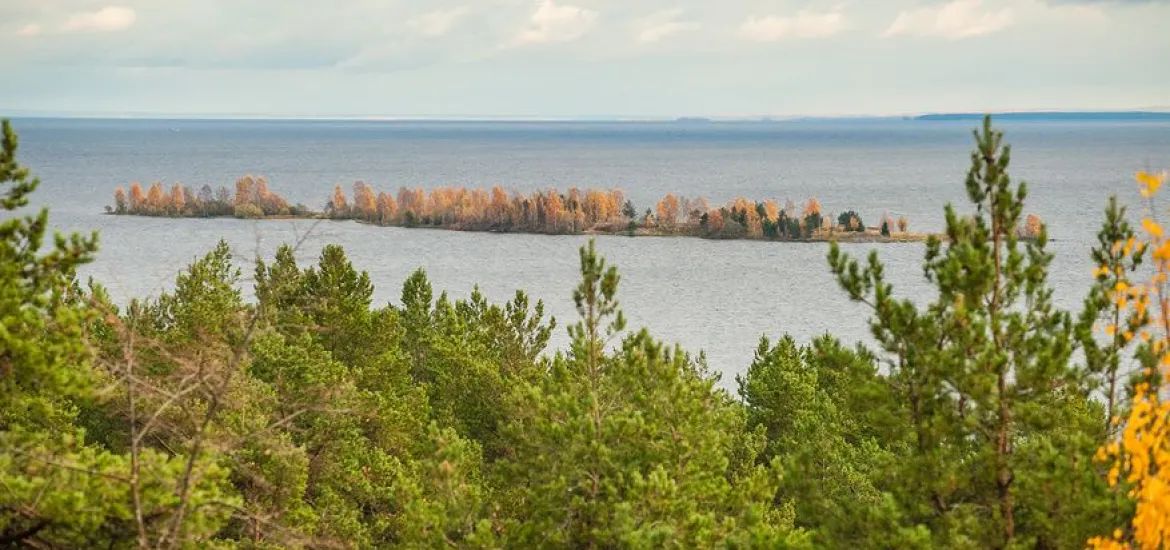 Карелия, остров Лойостров в Петрозаводской губе