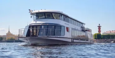 Нева с выходом в Финский залив на электросудне