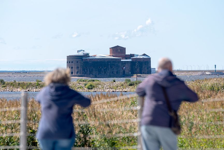 Люди смотрят на форт «Александр I»