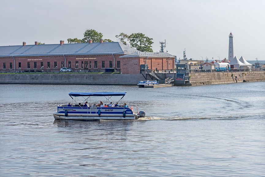 Экскурсионный понтонный катер с пассажирами на Итальянском пруду в Кронштадте