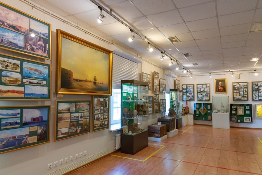 Исторические экспонаты в одном из залов Музея истории Кронштадта